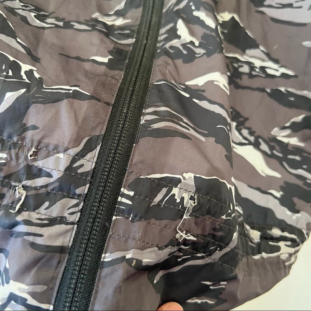 Nike Black and Grey Camo Lightweight Rain Jacket - Picture 2 of 5